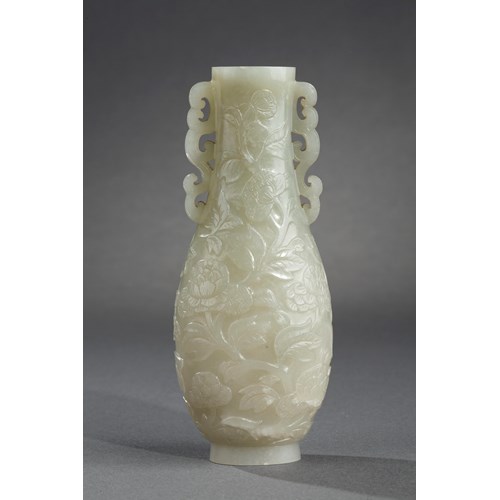 Finely sculpted vase sculpted  with flowers in Moghol style